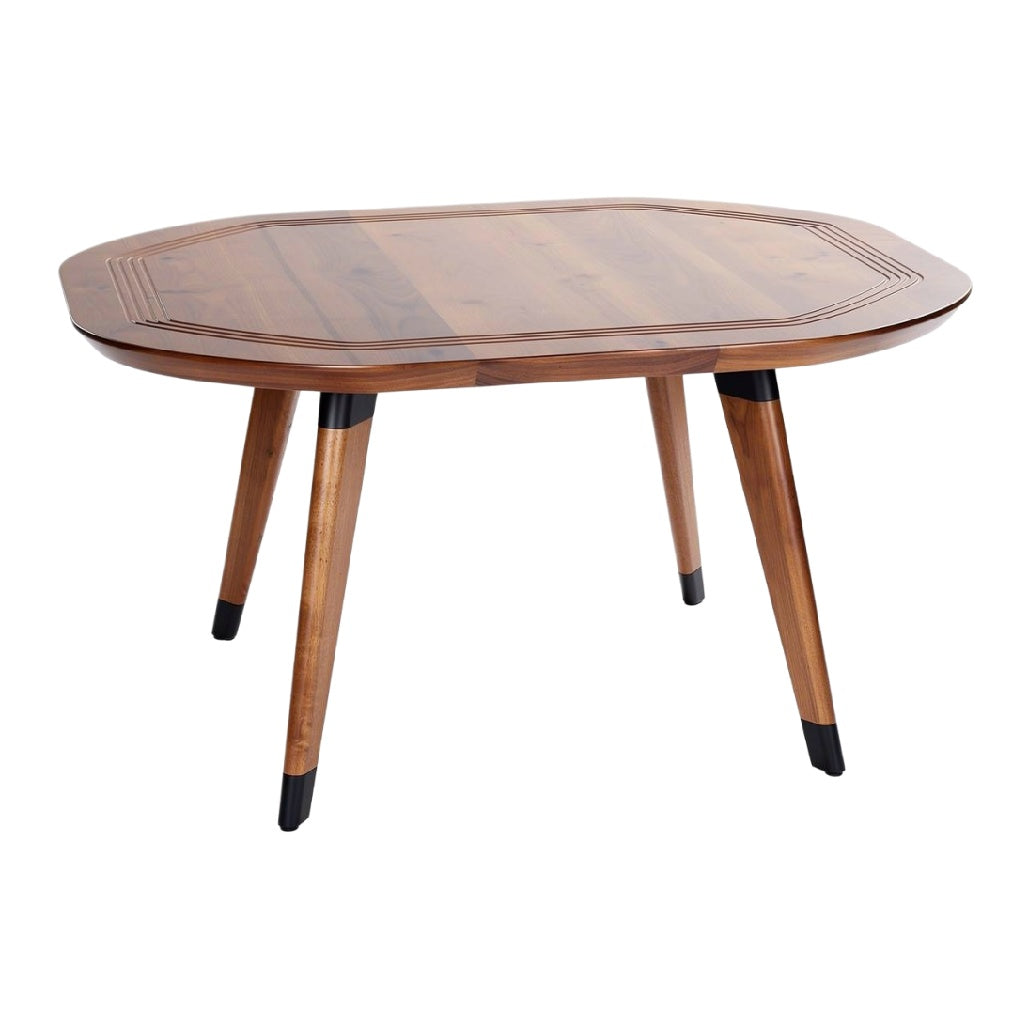 Eettafel van hout met hellend tafelblad en zwart gelakte poten.